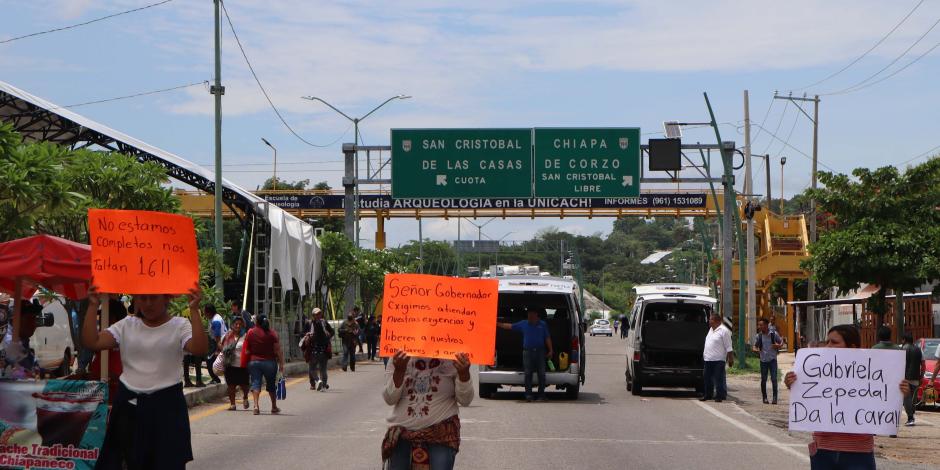 Familiares de las víctimas bloquearon durante todo el día de ayer la caseta de la carretera que conecta a Chiapa de Corzo con San Cristóbal de las Casas, para exigir la liberación de los 16 empleados secuestrados.