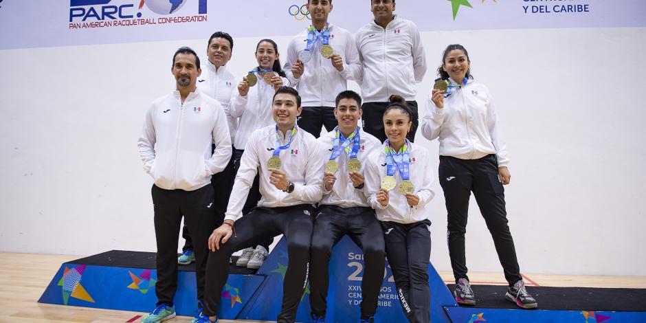 Los raquetbolistas mexicanos posan, ayer, en El Salvador con sus medallas.
