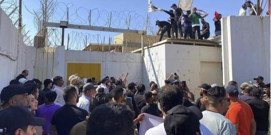 Manifestantes iraquíes se apoderan de las instalaciones del inmueble sueco en su territorio, ayer.