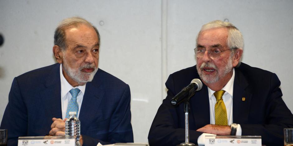 Carlos Slim, cabeza de Grupo Carso, y el rector Enrique Graue, con especialistas en ciencia y salud de la Universidad.