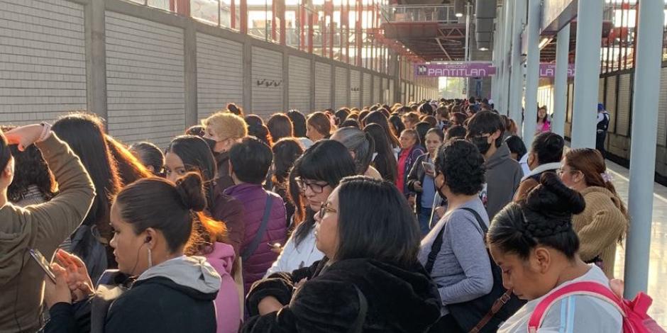 Metro de la Ciudad de México inició la jornada este viernes con aglomeraciones en rutas como la Línea 9, en foto.