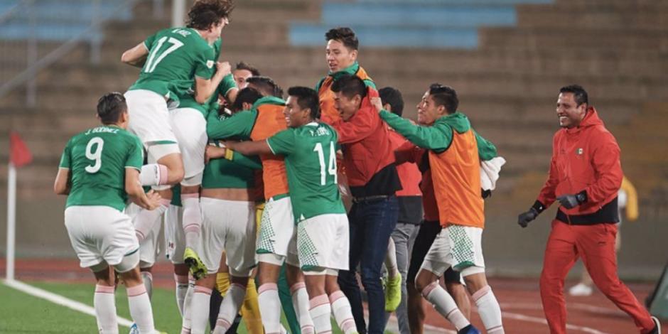 Futbolistas de la Selección Mexicana Sub-23 celebran un gol en el Torneo Maurice Revello