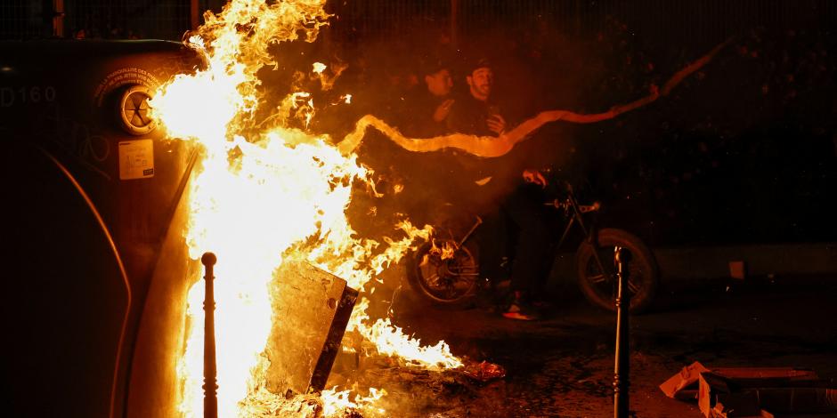 Un contenedor arde mientras la gente protesta tras la muerte de Nahel, un adolescente de 17 años asesinado por un policía francés en Nanterre durante una parada de tráfico, y contra la violencia policial, en París, Francia, el 30 de junio de 2023. REUTERS/Juan medina
