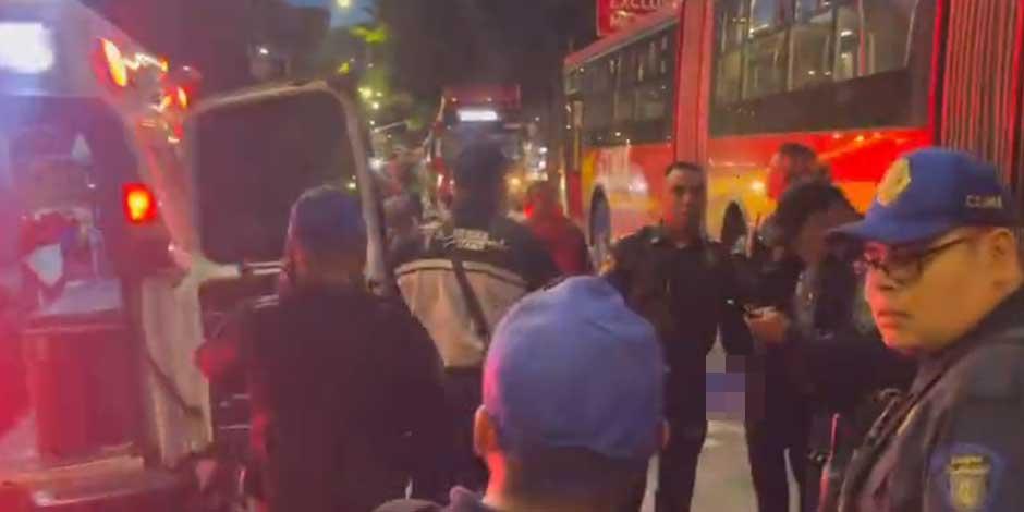 Reportan un muerto por choque entre motocicleta y Metrobús en Insurgentes