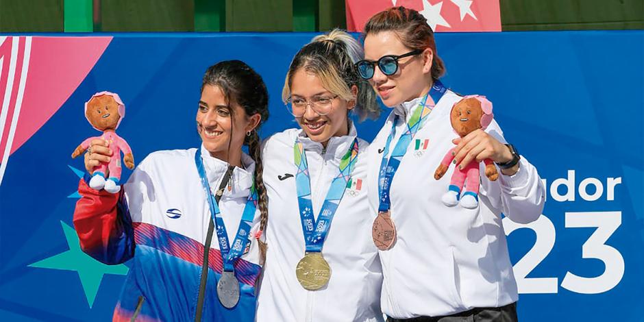 Elizabeth Nieves y Andrea Palafox, al centro y a la derecha, con su oro y bronce.