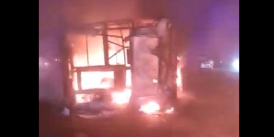 25 personas murieron y otras ocho resultaron heridas después de que un autobús chocara y se incendiara en una autopista al oeste de India