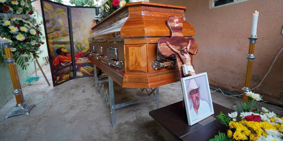 El cuerpo de Hipólito Mora fue velado, ayer, en La Ruana, Michoacán.