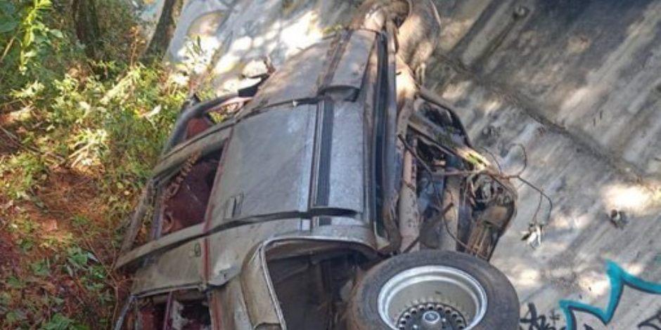 Dos muertos deja caída de camioneta en barranco de la México-Toluca. 