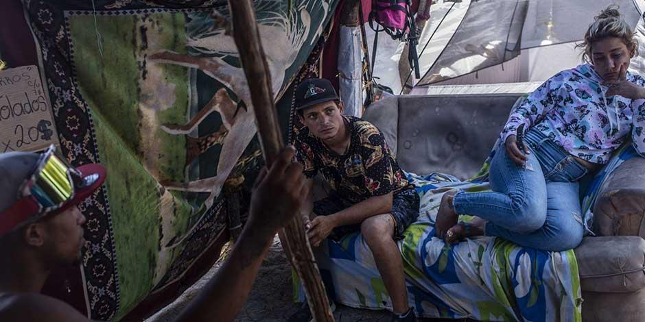 Migrantes, en su mayoría venezolanos, hondureños y salvadoreños, aguardan en un campamento improvisado a las orillas del río bravo, su proceso de cita para solicitud de asilo en Estados Unidos