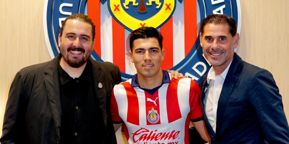Erick Gutiérrez firma su contrato con Chivas