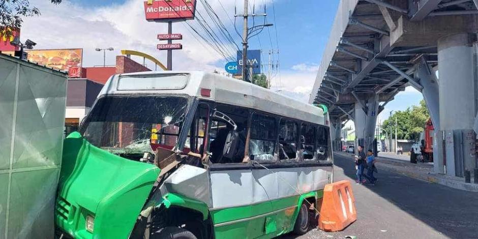 Durante la madrugada de ayer, un microbús de la Ruta 12 se impactó contra un puesto de lámina en calzada Tláhuac y Calle 11, en Lomas Estrella.