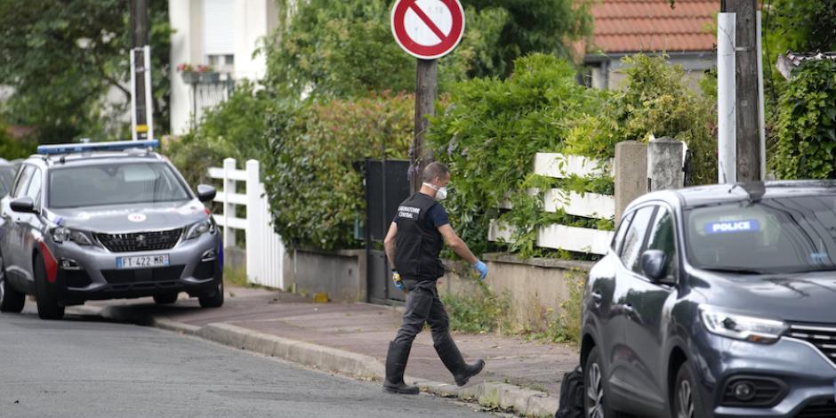 Un oficial inspecciona la vivienda del alcalde de L’Hay-les-Roses, tras el ataque a su familia, el pasado 1 de julio.