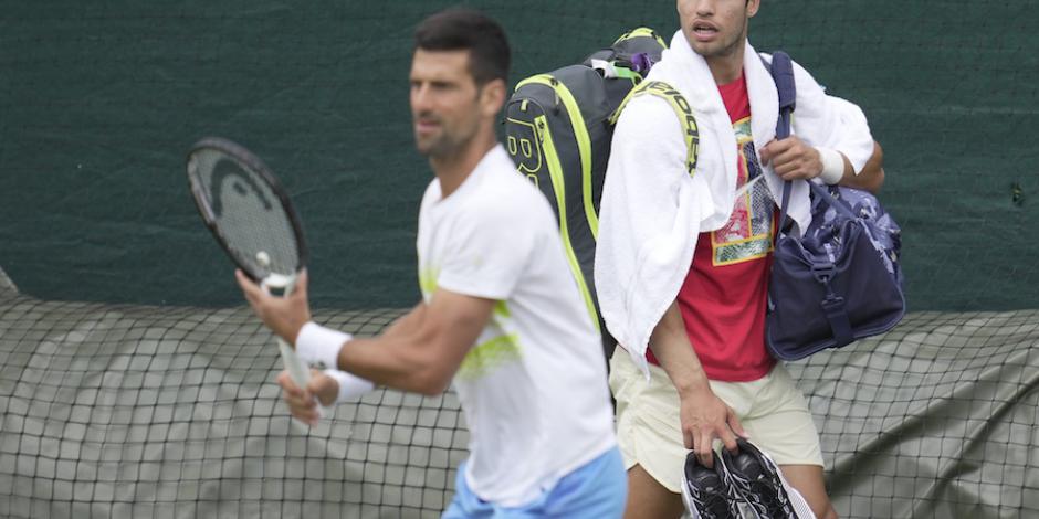 Nole y Alcaraz, en un entrenamiento en Wimbledon la semana pasada previo al arranque del torneo.