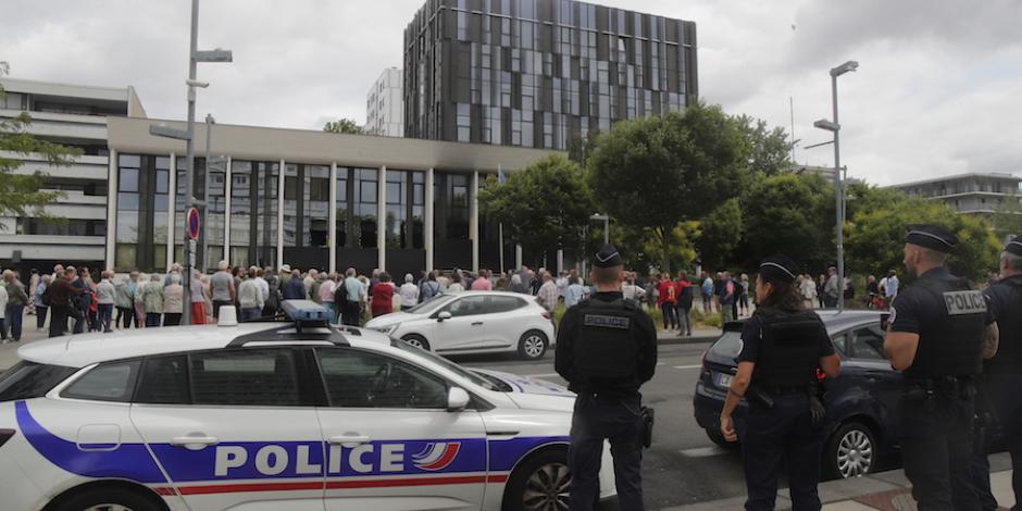 Pobladores se reúnen frente al ayuntamiento de L’Hay-les-Roses, ayer, para externar su respaldo al alcalde Vincent Jeanbrun, víctima de un ataque.
