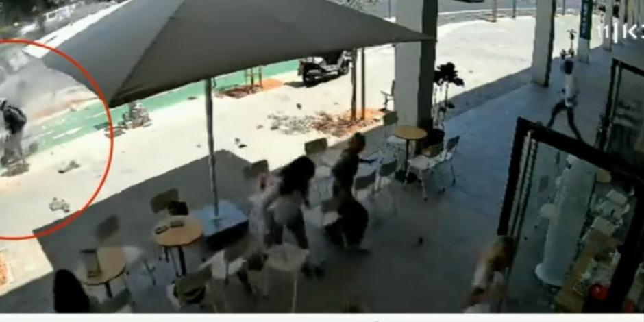 VIDEO. Conductor atropella y apuñala a peatones en centro comercial Tel Aviv, en Israel.