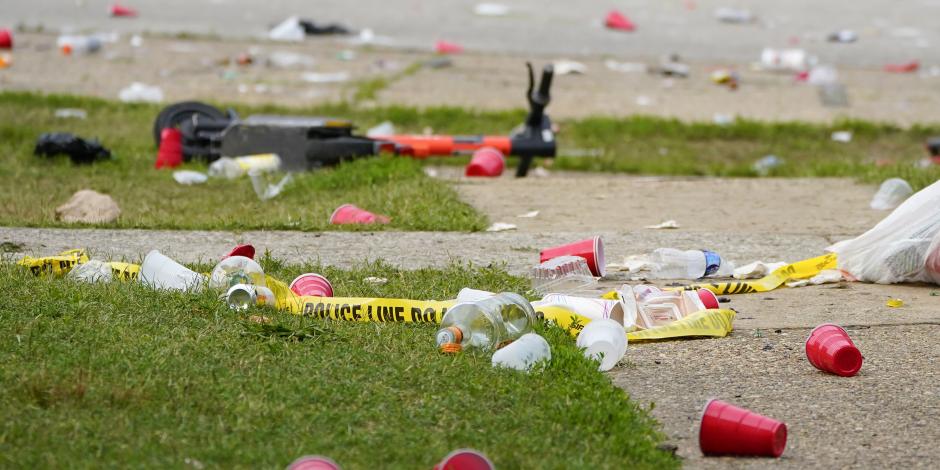 Esta fotografía del domingo 2 de julio de 2023 muestra vasos y otros restos de una fiesta en el sitio donde se perpetró un tiroteo, en el sur de Baltimore.