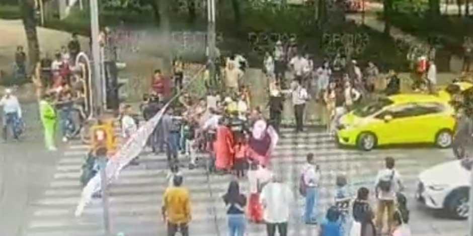 Manifestantes bloquean Paseo de la Reforma