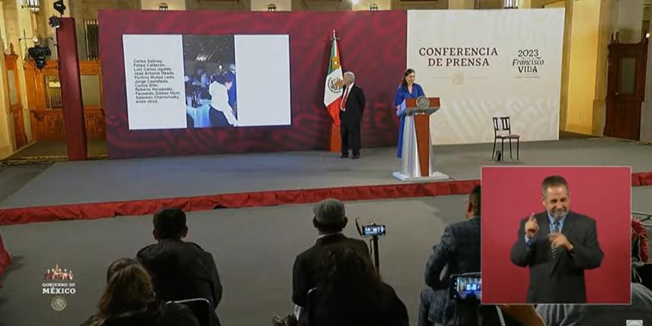 El presidente Andrés Manuel López Obrador muestra un video de una fiesta del jefe Diego, que grabó la senadora Xóchitl Gálvez, en la que asistieron Felipe Calderón y Carlos Salinas de Gortari.