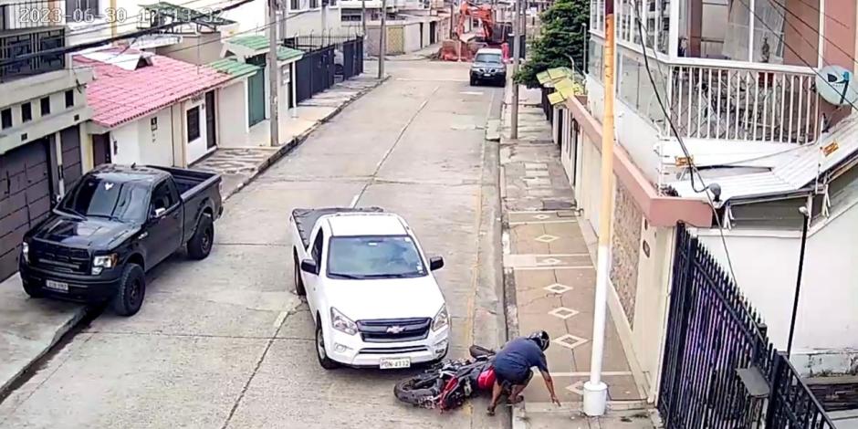 VIDEO: Conductor 'héroe' embiste 4 veces a ladrón que asaltó a mujer e intentaba huir en motocicleta.