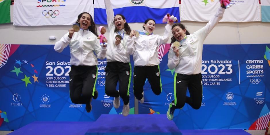 Atletas mexicanas celebran sus medallas ganadas ayer en El Salvador.