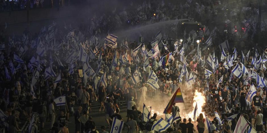 Miles de disidentes contra la reforma judicial de Netanyahu toman las calles de Tel Aviv, ayer.