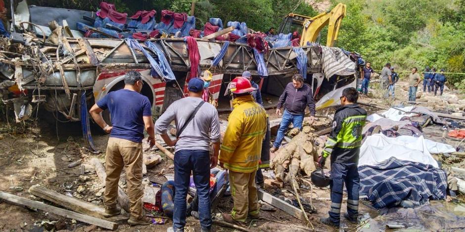 Mueren 29 en trágica volcadura en Oaxaca.