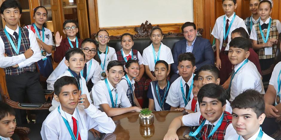 El Gobernador de NL con los alumnos reconocidos. 