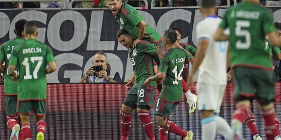 Jugadores del Tricolor festejan un gol en la fase de grupos de la Copa Oro.