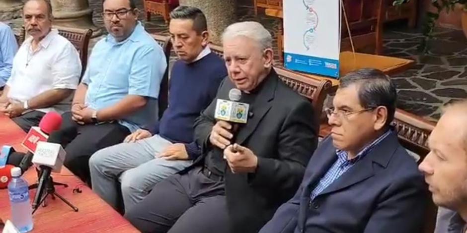 El obispo de Cuernavaca, Ramón Castro Castro, durante la conferencia de prensa que ofreció ayer para convocar a la ciudadanía a una caminata por la paz .
