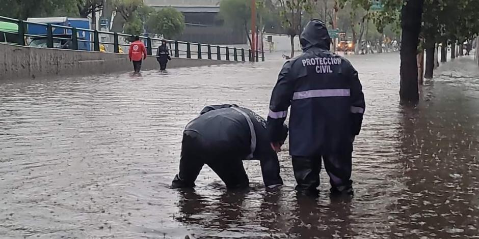 Personal de Protección Civil de Tlalnepantla trabajó varias horas en la avenida Mario Colín, tras la tormenta, ayer.