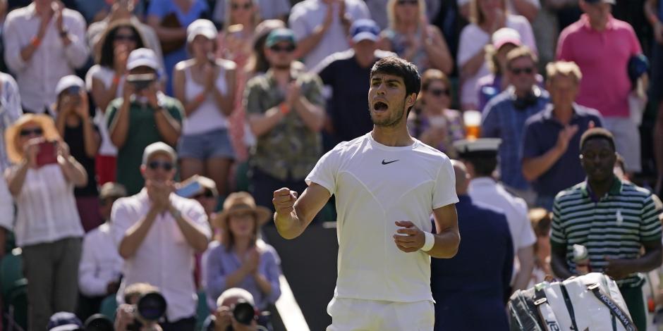 El español Carlos Alcaraz celebra después de derrotar a Alexandre Muller, de Francia, en el torneo de individuales de Wimbledon, en Londres, el viernes 7 de julio de 2023.