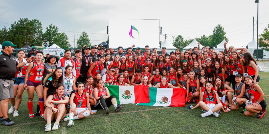 La Selección Mexicana Femenil de Flag Football después de obtener la plata en la final del IFAF Americas Championship.