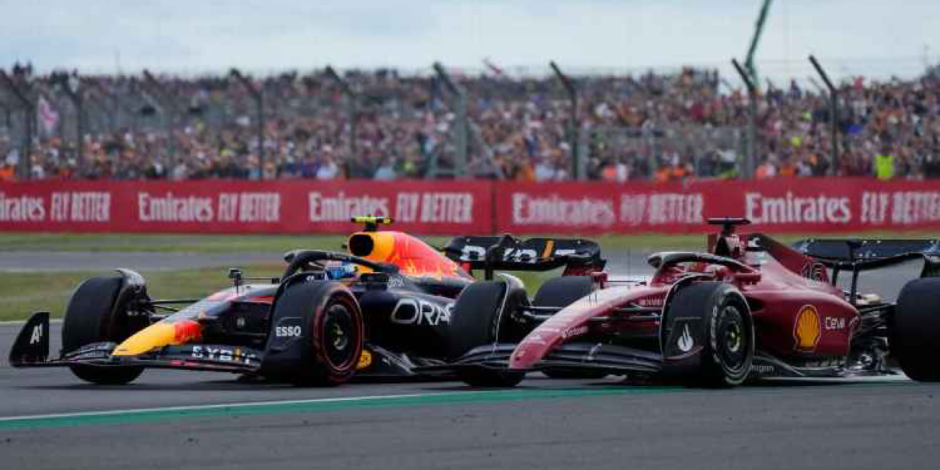 Checo Pérez y Charles Leclerc en el GP Gran Bretaña de F1 en 2022
