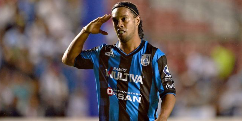 Ronaldinho vistiendo los colores de los Gallos Blancos