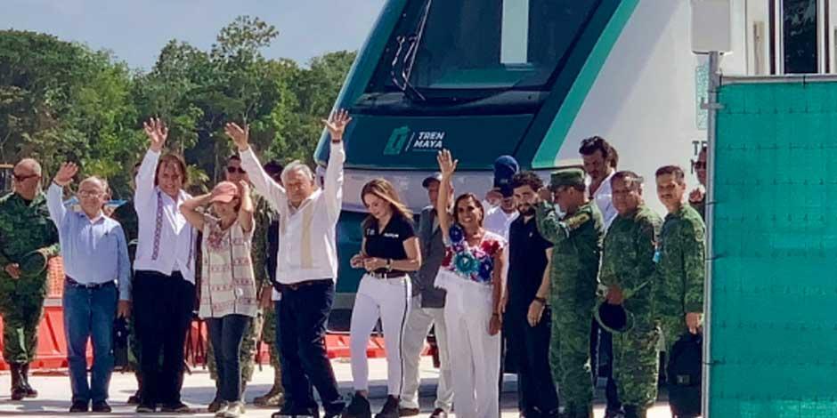 AMLO: Con Tren Maya hacemos historia; celebra arribo de primer vagón a Cancún