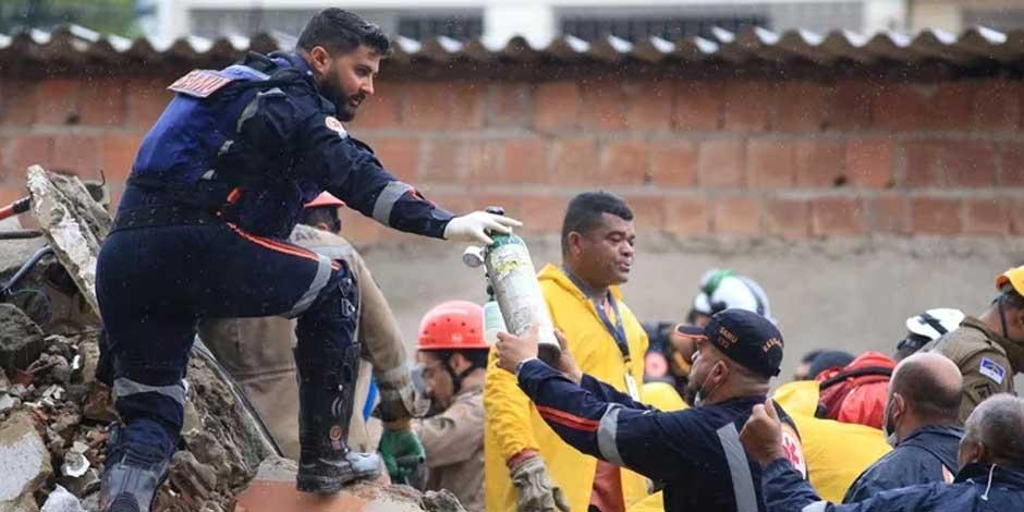 La imagen muestra las labores de rescate, con el apoyo de perros entrenados y equipos de remoción de escombros en un edificio que colapsó en Brasil