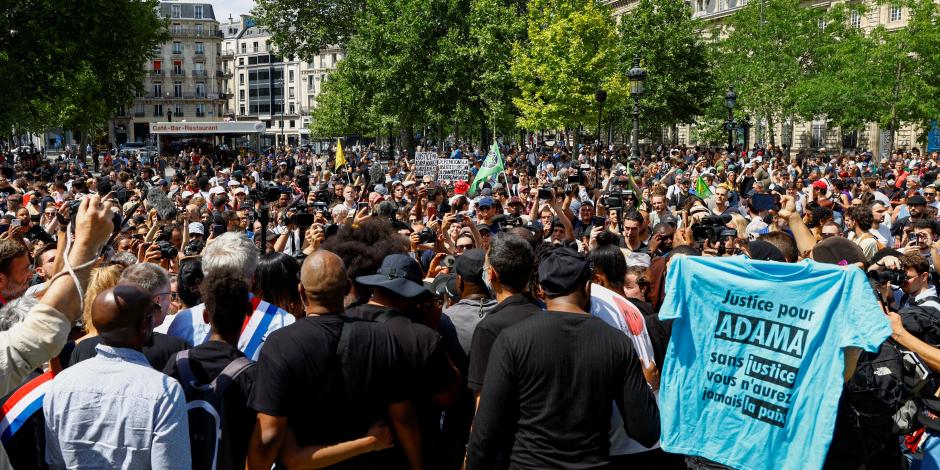 Personas asisten a una marcha en memoria de Adama Traore, un francés negro de 24 años que murió en una operación policial de 2016, organizada por sus familiares, en un nuevo contexto de movilizaciones contra la violencia policial y la desigualdad, tras la muerte de Nahel, un Adolescente de 17 años