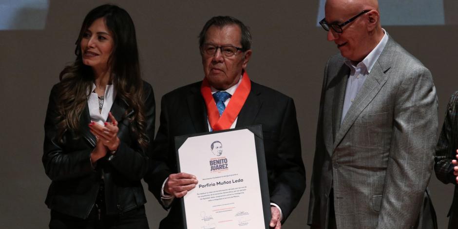 Porfirio Muñoz Ledo (centro) recibe el premio nacional Benito Juárez en reconocimiento a su trayectoria política, en 2021.