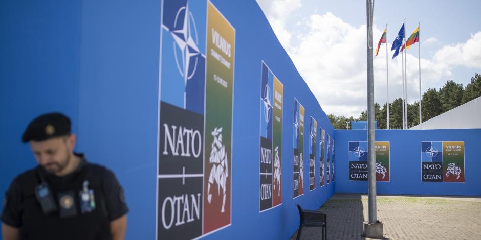 Un guardia de seguridad afuera de la sede donde en un par de días será la cumbre de la OTAN en Vilna, Lituania, el domingo 9 de julio de 2023