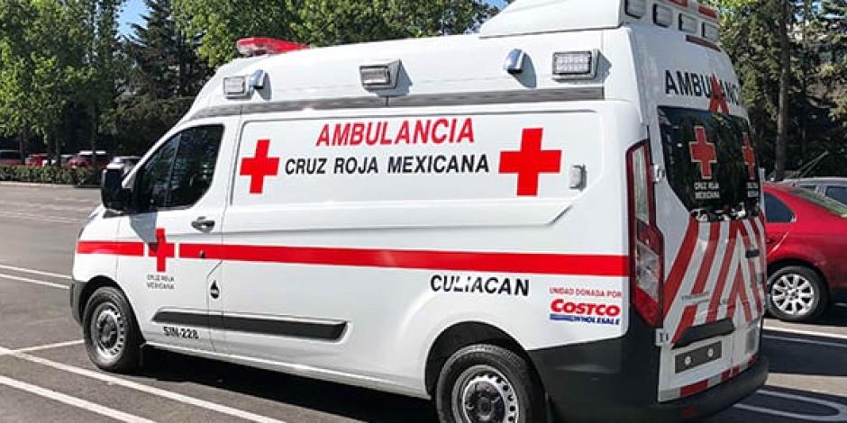 En esta ambulancia fue trasladado al hospital Julio César “N”, luego de ser golpeado con una tabla en la capital de Sinaloa, tras un incidente de tránsito menor, ayer.