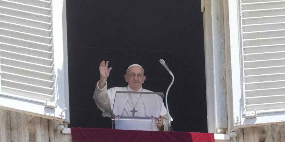 El Papa Francisco saluda a fieles desde la Plaza de San Pedro, en el Vaticano, ayer.