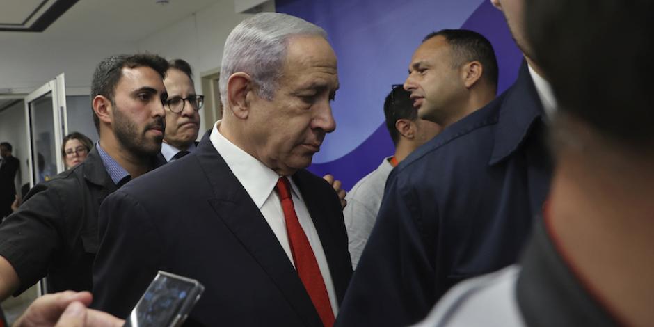 El premier Benjamin Netanyahu, ayer, rumbo a la reunión de gabinete.