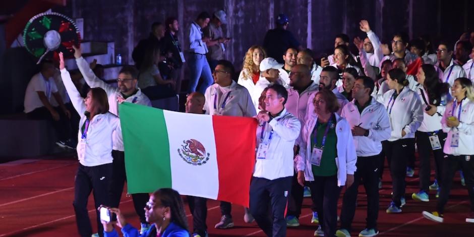 La delegación mexicana desfila en la clausura del evento el sábado.