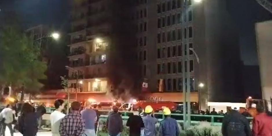 Un incendio se registró en el Hotel Segovia en la colonia Roma de la CDMX, donde bomberos rescataron a 60 huéspedes atrapados.