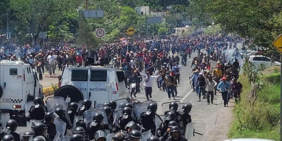 VIDEO. Reportan enfrentamiento entre policías y manifestantes en la carretera México-Acapulco; bloquean la Autopista del Sol, a la altura del Parador de Marqués.