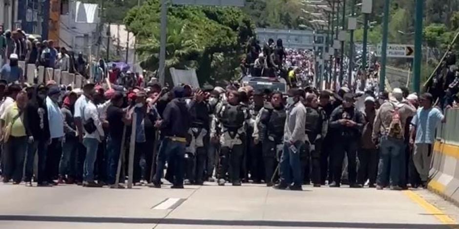 Gobierno de Guerrero llama a diálogo a pobladores que bloquean Autopista del Sol, tras enfrentamiento con policías antimotines.