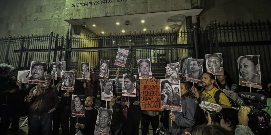 Periodistas de distintos medios de comunicación se congregaron afuera de Gobernación para exigir esclarecimiento e investigación adecuada sobre el asesinato de comunicadores