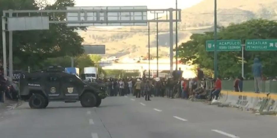Por segundo día consecutivo, manifestantes de varias comunidades de Guerrero bloquean la Autopista del Sol en ambos sentidos.