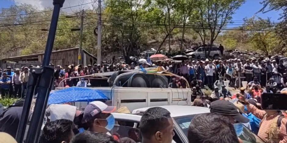Liberan Autopista del Sol y a funcionarios retenidos en Chilpancingo, tras mesa de diálogo entre autoridades y pobladores.