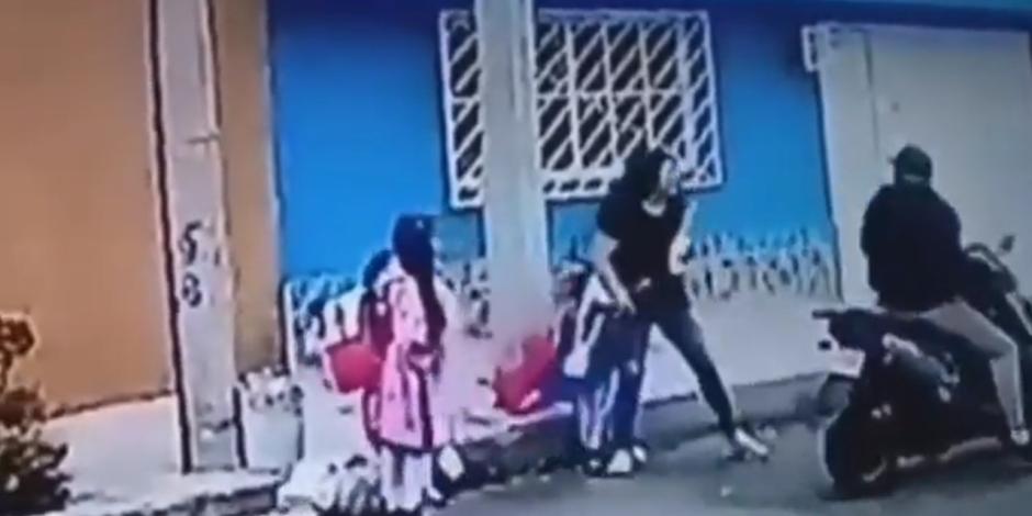 Un sujeto en moto intenta robarse a una niña en Ecatepec y quedó todo en VIDEO
